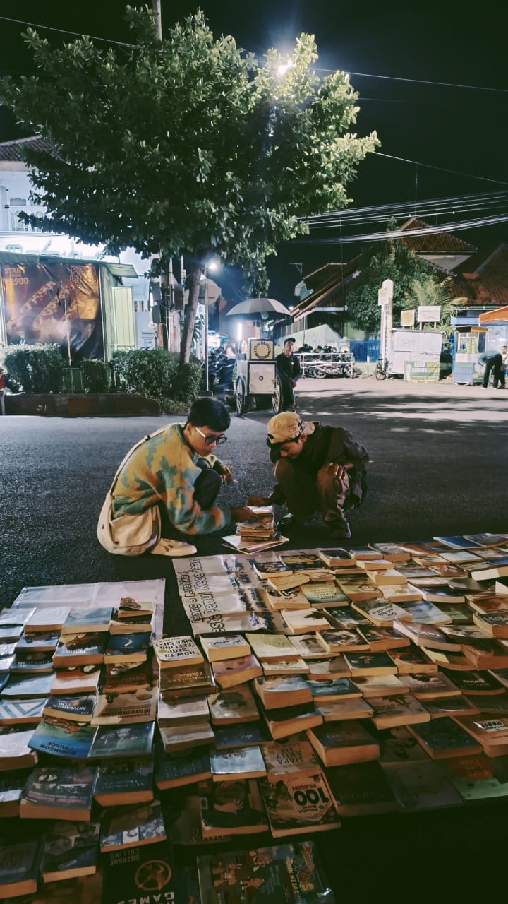 Membaca Buku Bersama